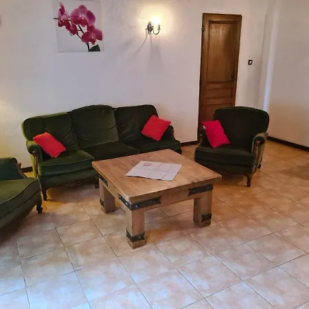 Les Volets Bleus بيت للعطل